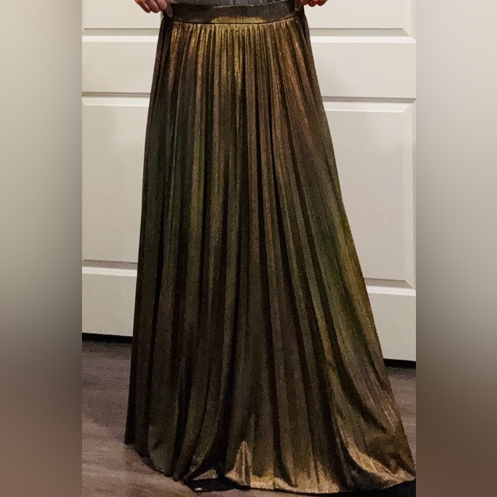 Elegant Golden Metallic Pleated Iridescent High slit skirt - Picture 4 of 10